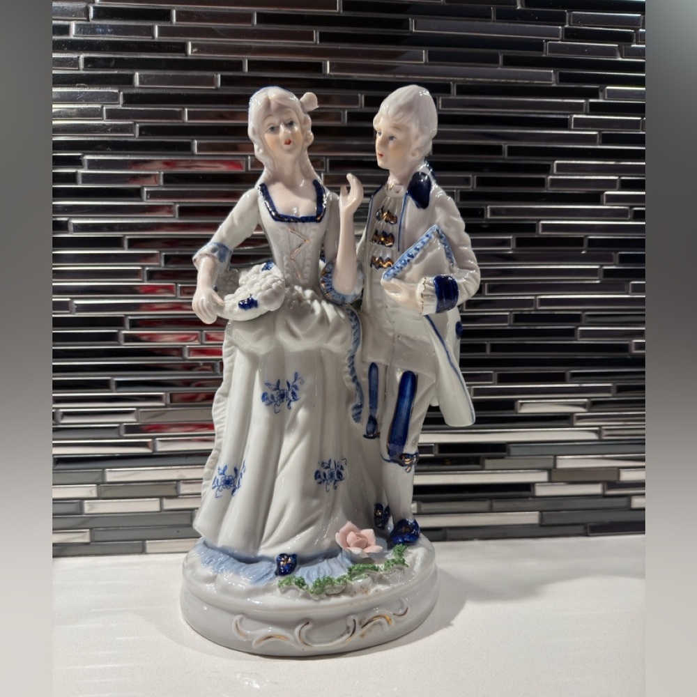 Porcelain Figurine – Vintage Couple (27 cm x 16 cm)